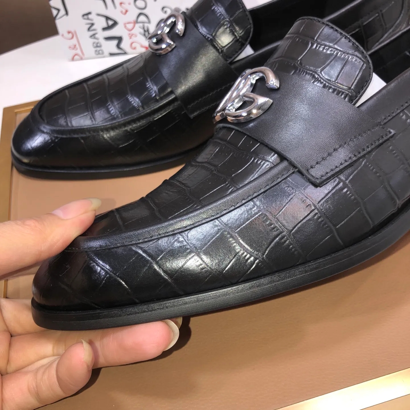 Ex-factory price 500💰DG top quality🔍🔍men's new leather shoes🚹Sold simultaneously at counters⚠Shoe uppers are imported cowhide from Italy, fully imported cowhide lining, imported accessories💪💪, completely 1⃣️ to 1⃣️replica🇮🇹 💪💪, ⚠Sole: The original sole is specially provided by the original factory, the exclusive movable molded sole is super comfortable, ⚠The original factory follows the order, 🔍🔍high quality, you can enter and exit the counter at will, welcome to compare ⚠Number of sizes: 38-44 (45 customized)